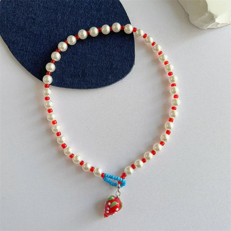 Collar con Perlas y Fresita — Edición Candy