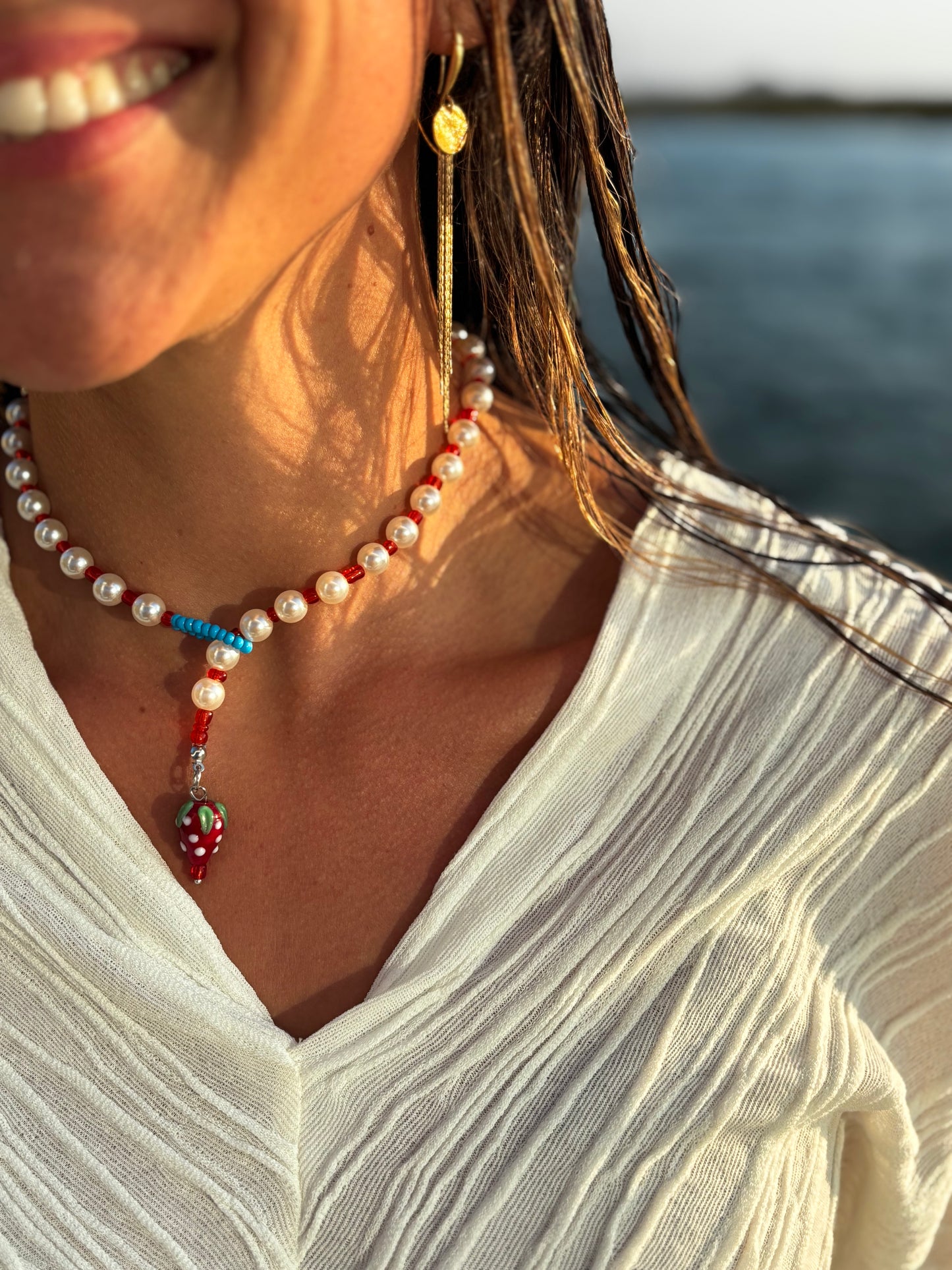 Collar con Perlas y Fresita — Edición Candy