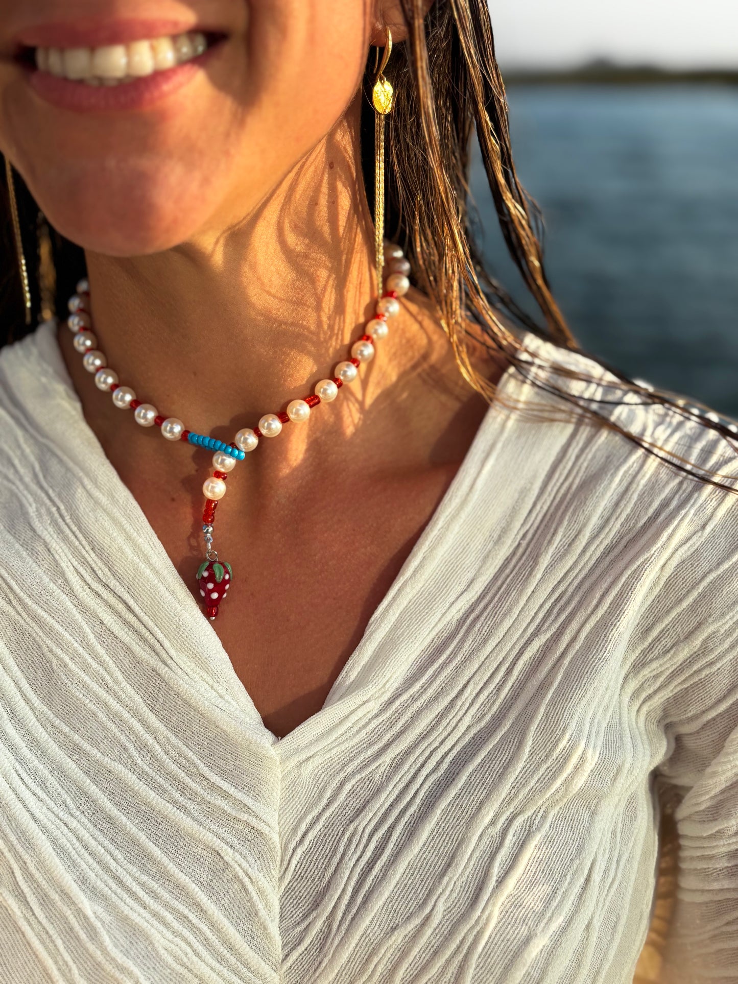 Collar con Perlas y Fresita — Edición Candy