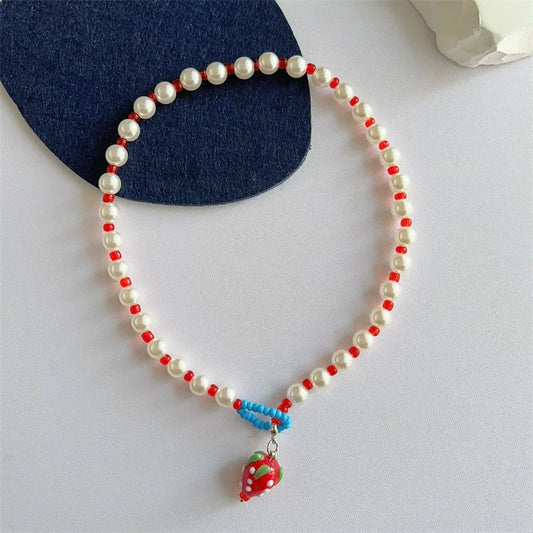 Collar con Perlas y Fresita — Edición Candy