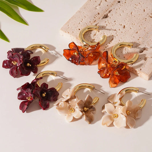 Pendientes tipo aro con pétalos de flor