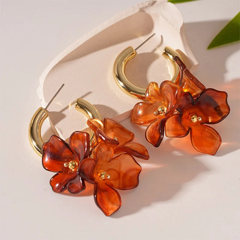 Pendientes tipo aro con pétalos de flor