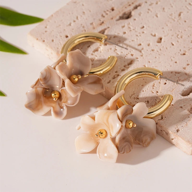 Pendientes tipo aro con pétalos de flor