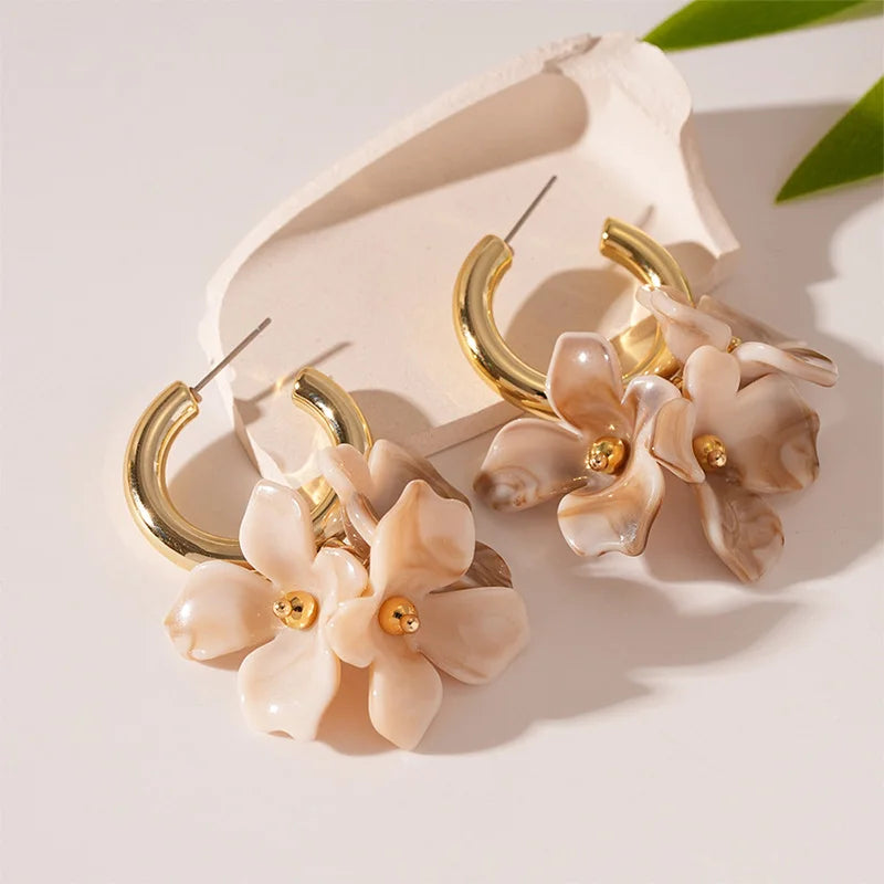 Pendientes tipo aro con pétalos de flor