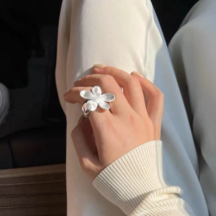 Anillo flor abierto en plata